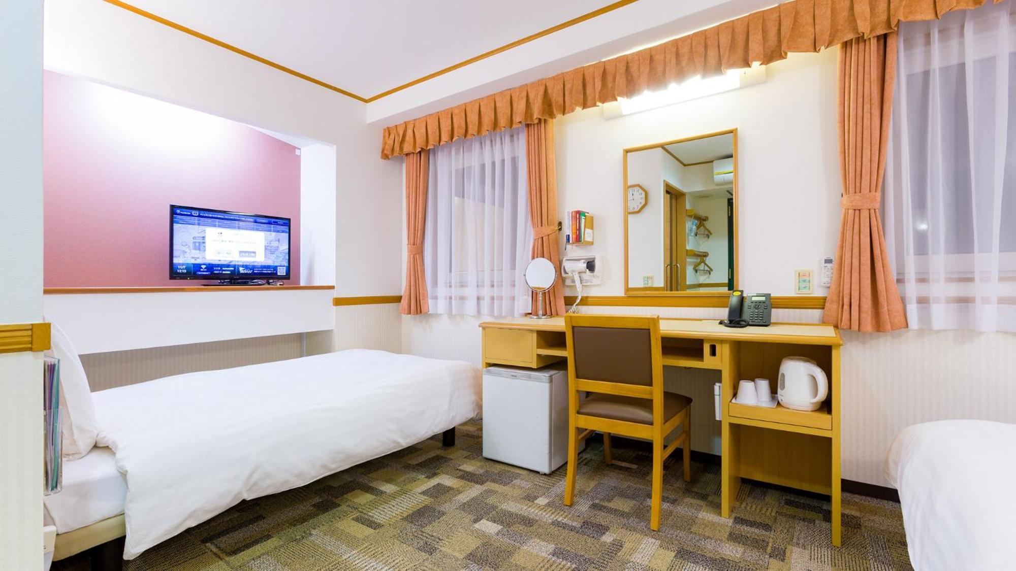 Toyoko Inn Toyohashi Eki Higashi Guchi Rum bild